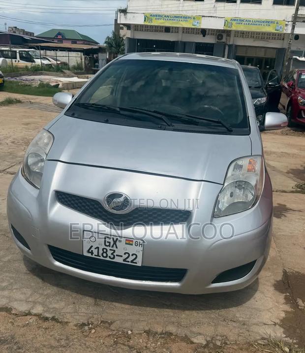 Toyota Vitz 2010 Silver