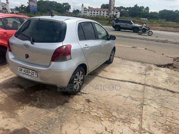 Toyota Vitz 2010 Silver
