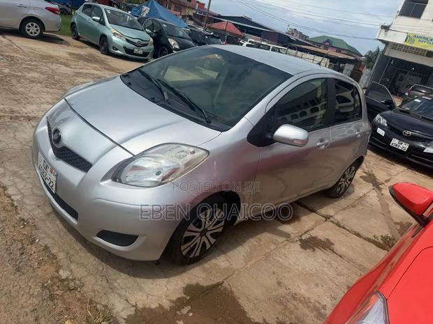 Toyota Vitz 2010 Silver
