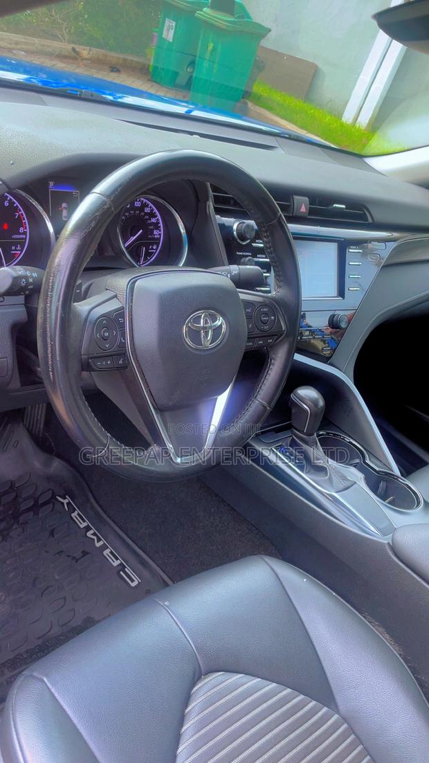Toyota Camry SE (2.5L 4cyl 8A) 2019 Blue
