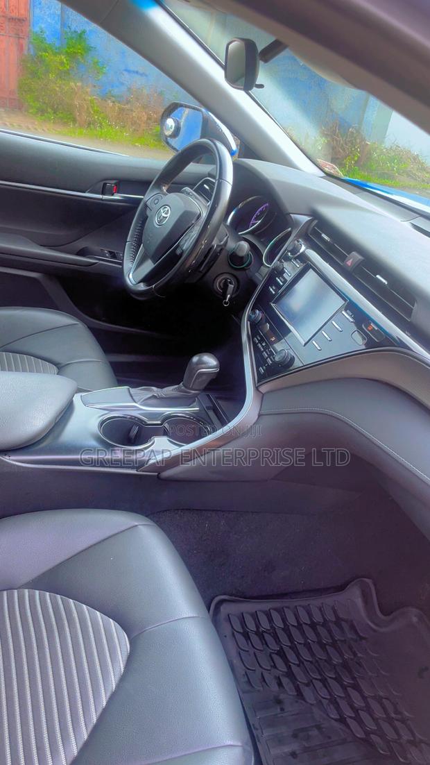Toyota Camry SE (2.5L 4cyl 8A) 2019 Blue