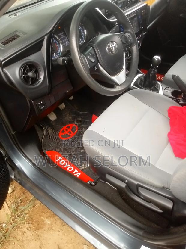 Toyota Corolla SE 4dr Sedan (1.8L 4cyl Manual) 2017 Gray