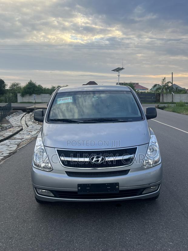 Hyundai Staria 2022 Silver