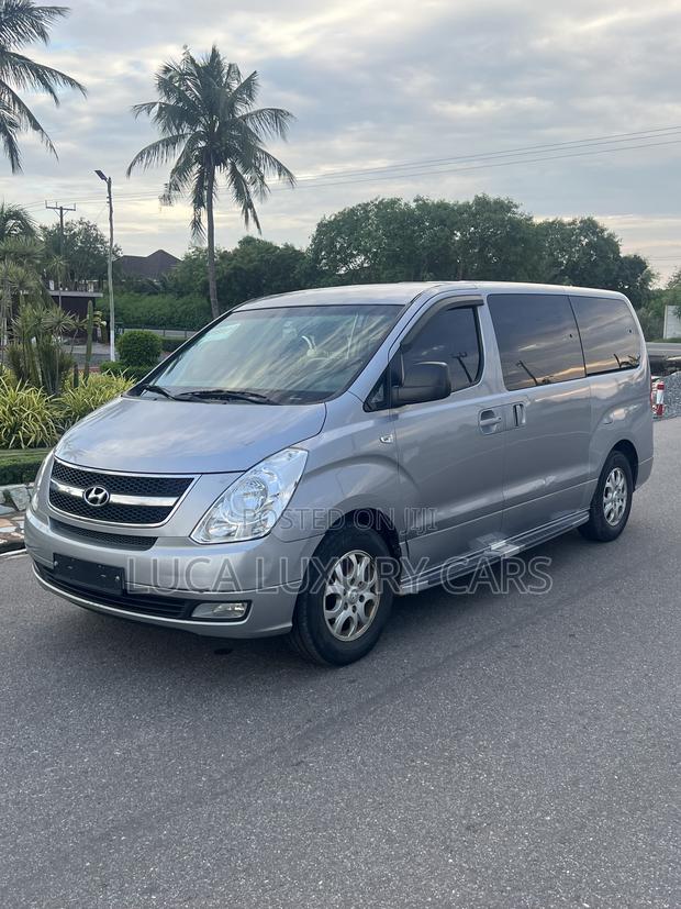 Hyundai Staria 2022 Silver