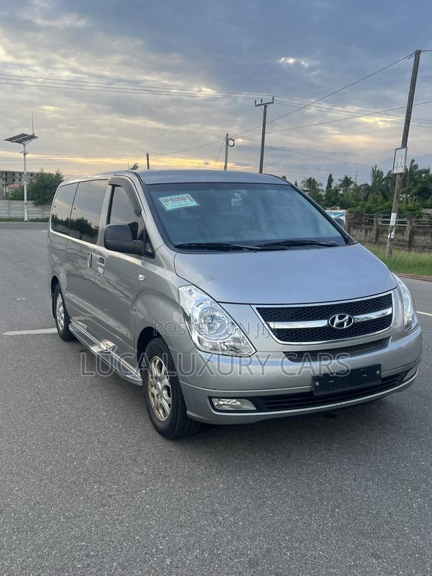Hyundai Staria 2022 Silver