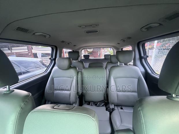 Hyundai Staria 2022 Silver
