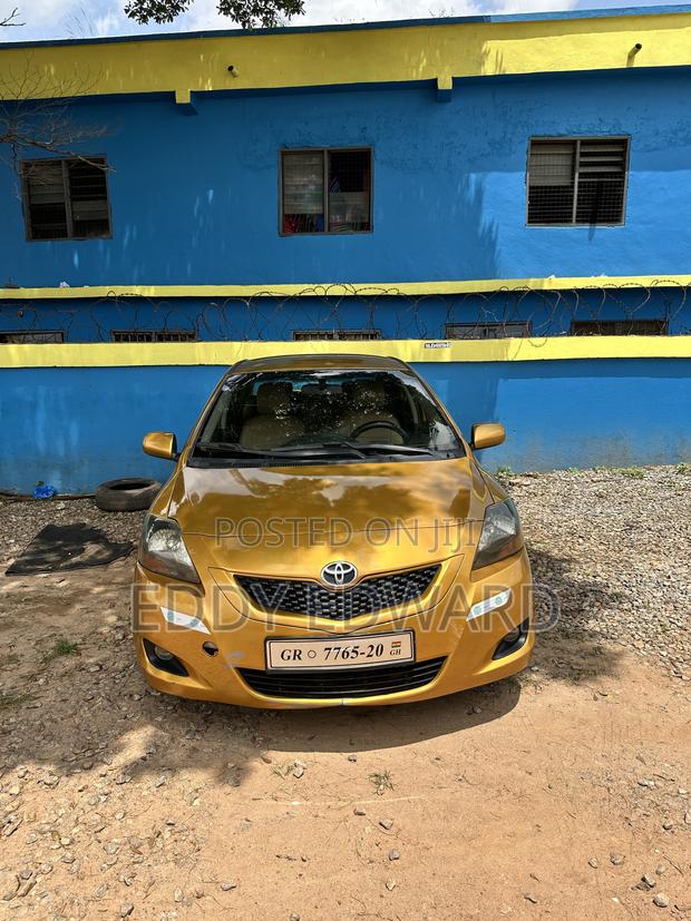 Toyota Yaris 2010 Gold