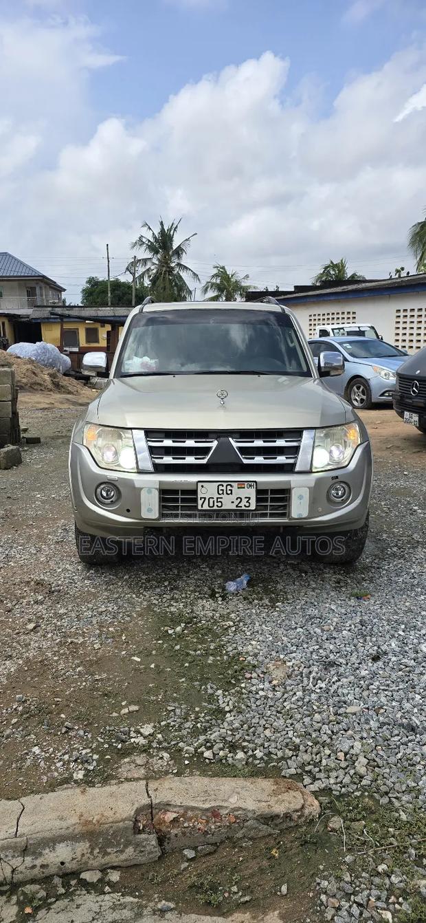 Mitsubishi Pajero V90 3.8 V6 GLS/GLX 2015 Gold