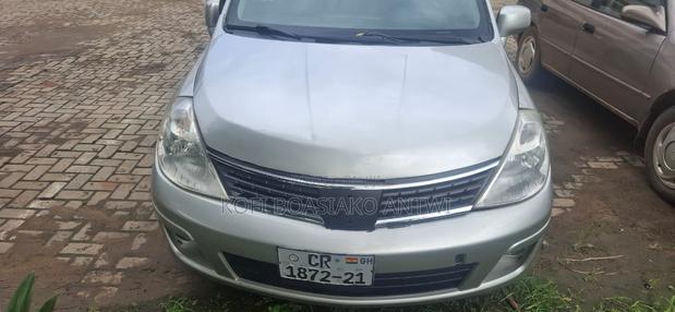 Nissan Versa 1.8 SL Hatchback 2011 Gray