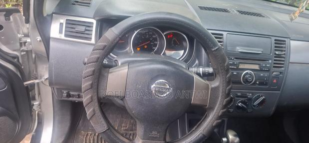 Nissan Versa 1.8 SL Hatchback 2011 Gray