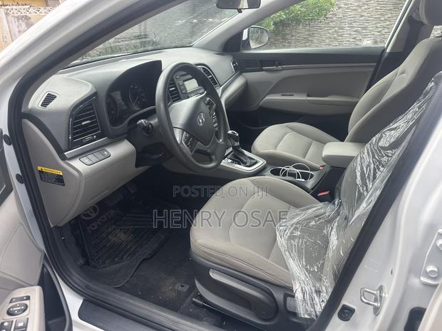 Hyundai Elantra SE Sedan FWD (2.0L 4cyl 6M) 2017 White