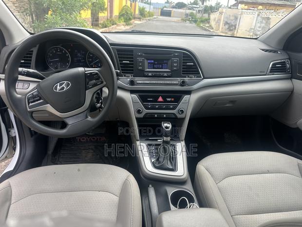 Hyundai Elantra SE Sedan FWD (2.0L 4cyl 6M) 2017 White