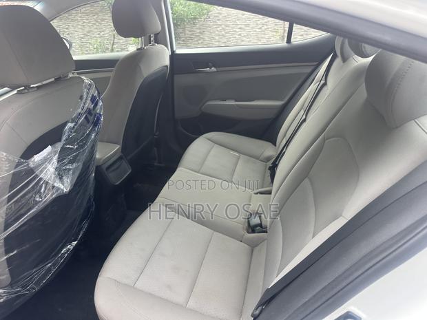 Hyundai Elantra SE Sedan FWD (2.0L 4cyl 6M) 2017 White
