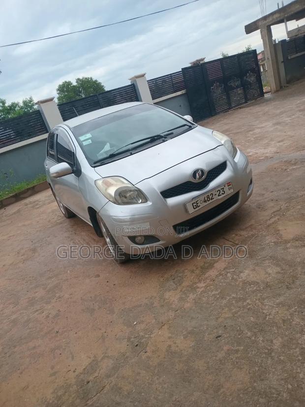 Toyota Vitz 2010 Silver