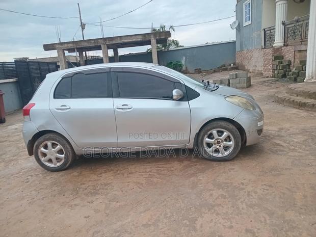 Toyota Vitz 2010 Silver
