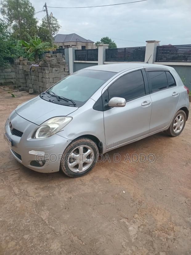 Toyota Vitz 2010 Silver