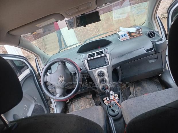 Toyota Vitz 2010 Silver