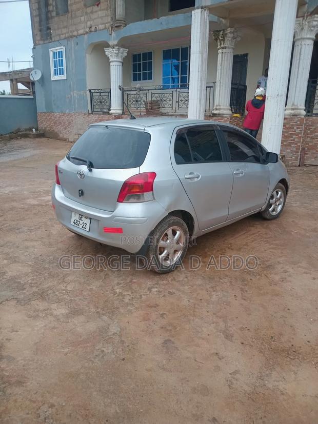Toyota Vitz 2010 Silver