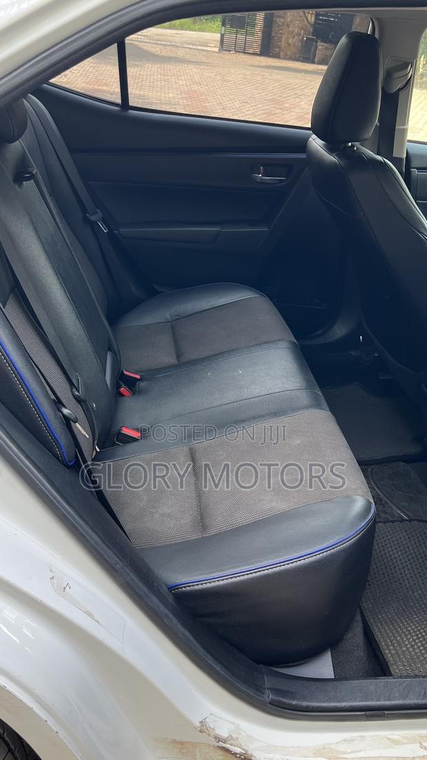 Toyota Corolla SE (1.8L 4cyl 6M) 2018 White