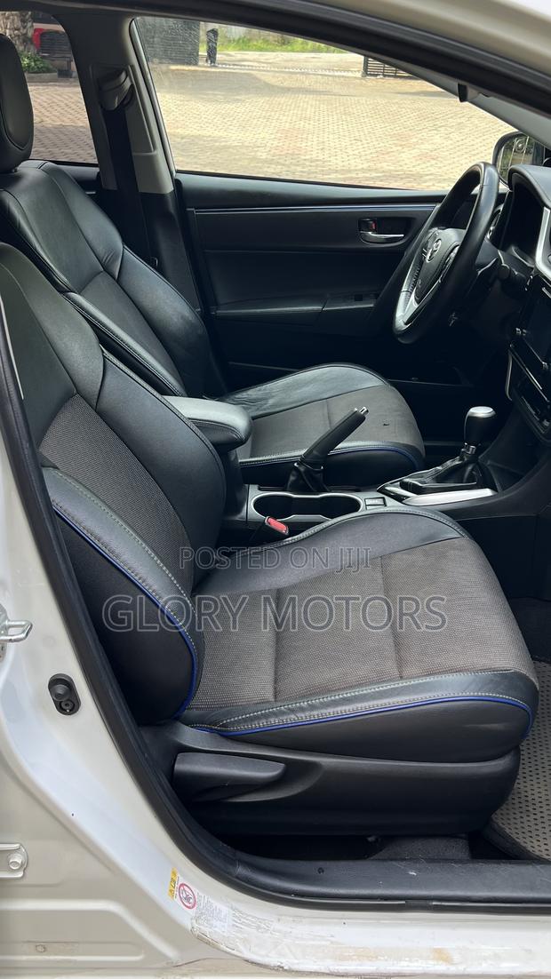 Toyota Corolla SE (1.8L 4cyl 6M) 2018 White