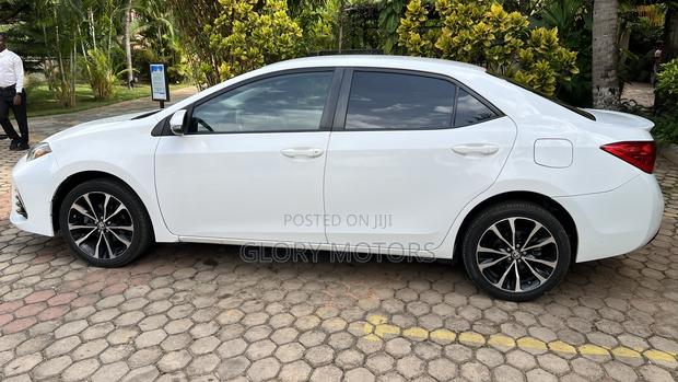 Toyota Corolla SE (1.8L 4cyl 6M) 2018 White