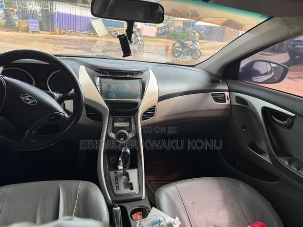 Hyundai Avante 2012