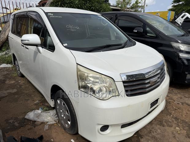 Toyota Noah 2.0 158hp FWD (8 Seater) 2012 White
