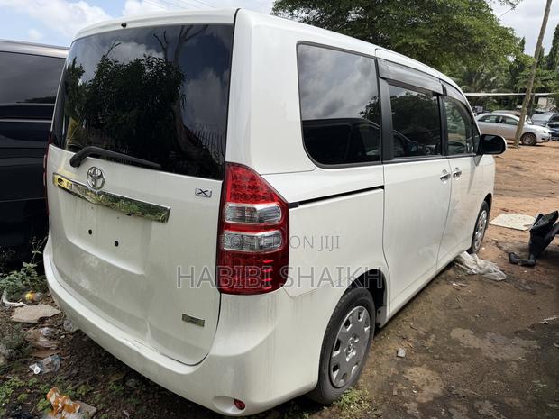 Toyota Noah 2.0 158hp FWD (8 Seater) 2012 White