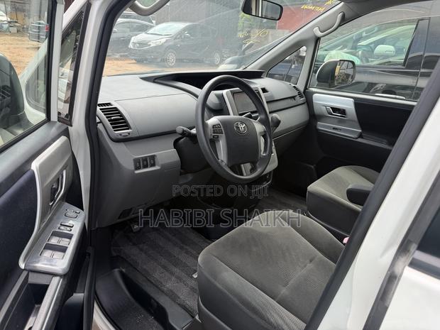 Toyota Noah 2.0 158hp FWD (8 Seater) 2012 White