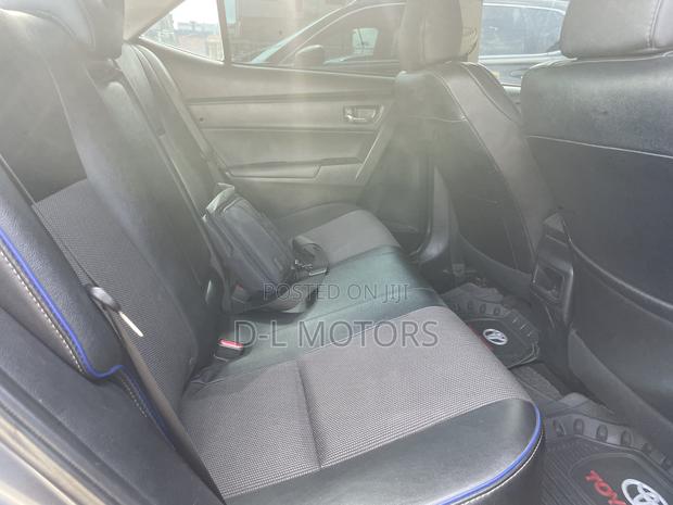 Toyota Corolla SE (1.8L 4cyl 2A) 2018 Gray