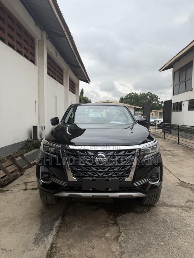 New Nissan Pick-Up 2025 Gray