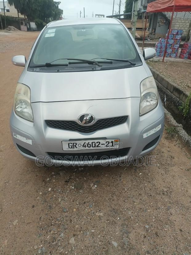 Toyota Vitz 1.3 AWD 3dr 2010 Gray