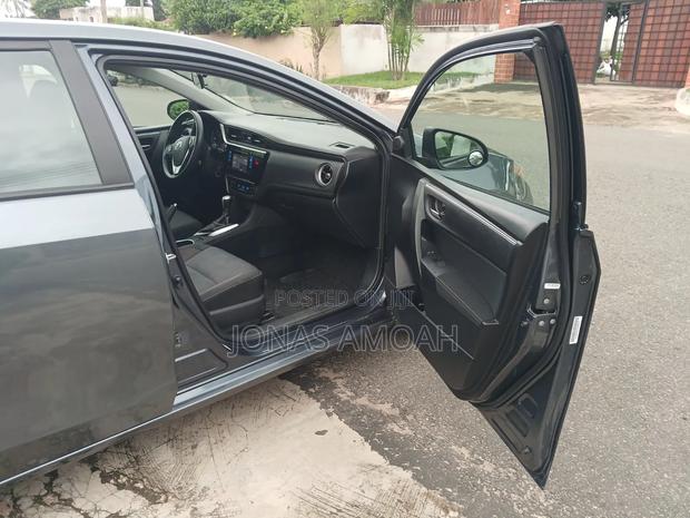 Toyota Corolla LE (1.8L 4cyl 2A) 2018 Gray