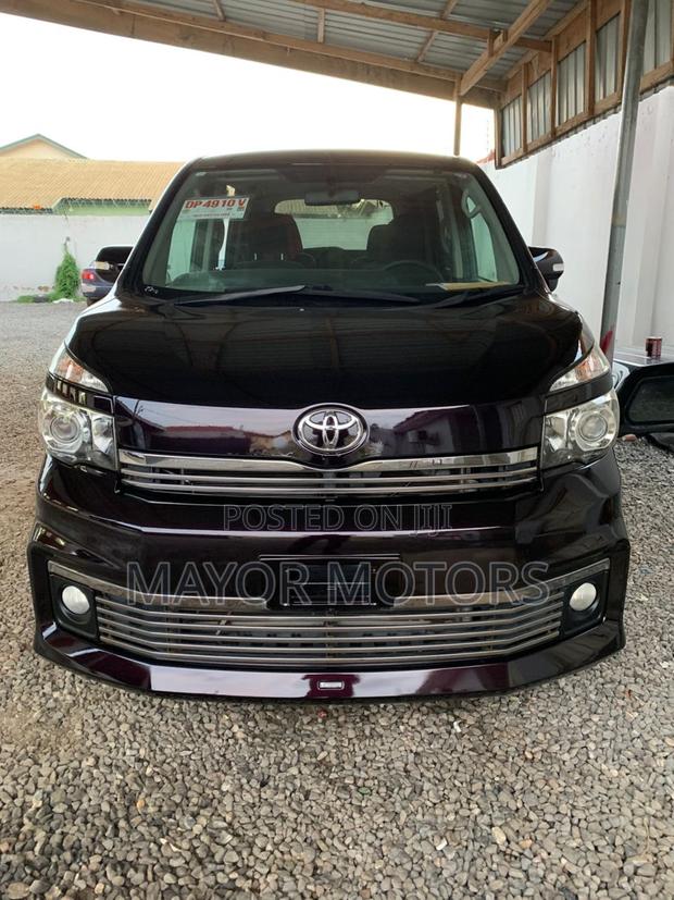 Toyota Voxy 2013