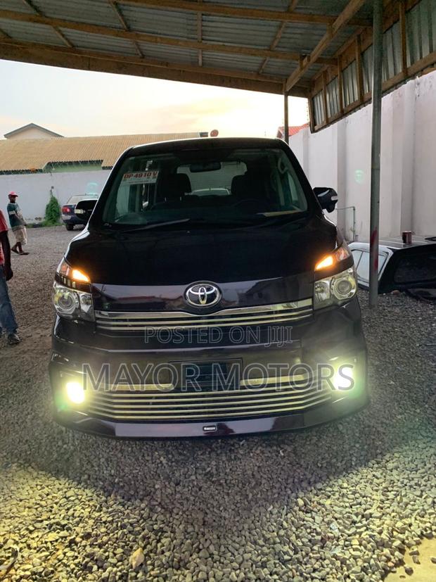 Toyota Voxy 2013