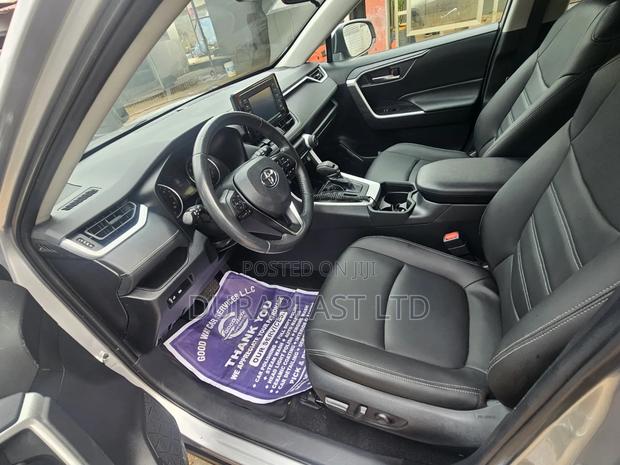 Toyota RAV4 XLE 2021 Silver