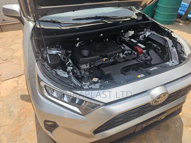 Toyota RAV4 XLE 2021 Silver
