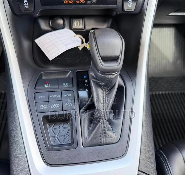 Toyota RAV4 XLE 2021 Silver