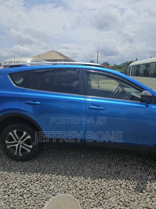 Toyota RAV4 LE AWD (2.5L 4cyl 6A) 2017 Blue