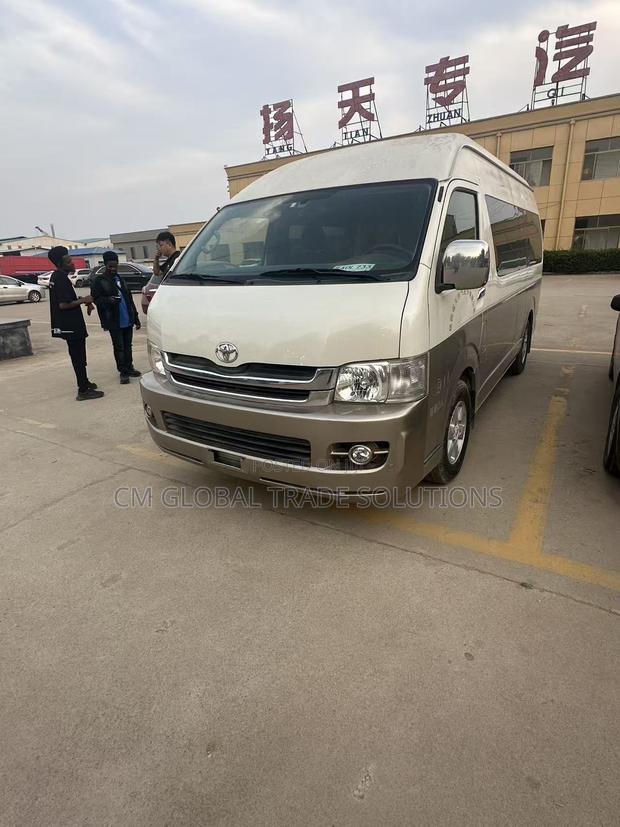 Toyota HiAce 2022 Beige