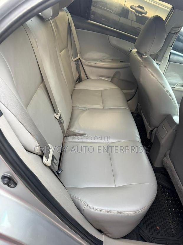 Toyota Corolla LE 4dr Sedan (1.8L 4cyl 4A) 2013 Silver