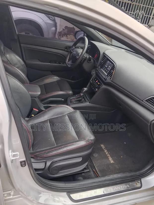 Hyundai Elantra 2018 Silver