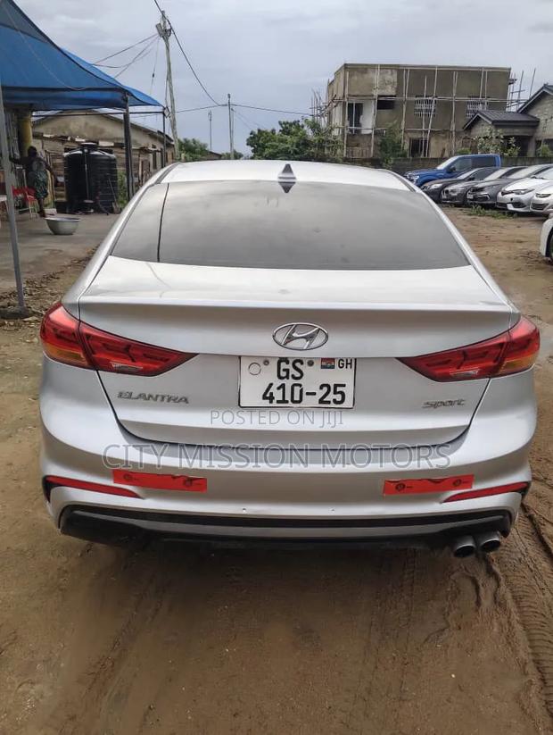 Hyundai Elantra 2018 Silver