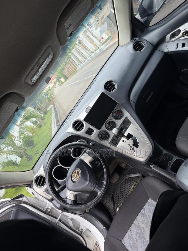 Toyota Matrix Hatchback FWD (1.8L 4cyl 5M) 2010 White