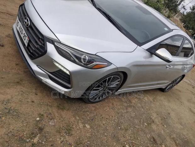 Hyundai Elantra 2018 Silver