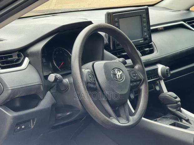 Toyota RAV4 XLE 2022 Gray