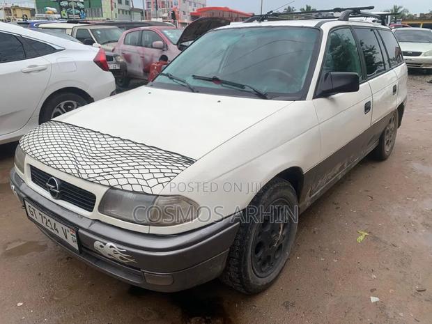Opel Astra 2002 White
