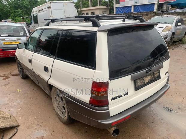 Opel Astra 2002 White
