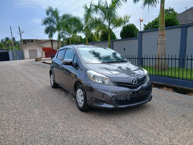 Toyota Vitz 1.3 FWD 5dr 2013 Gray