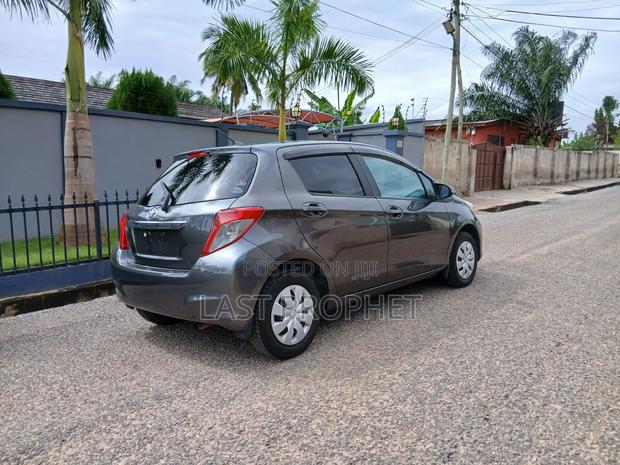 Toyota Vitz 1.3 FWD 5dr 2013 Gray